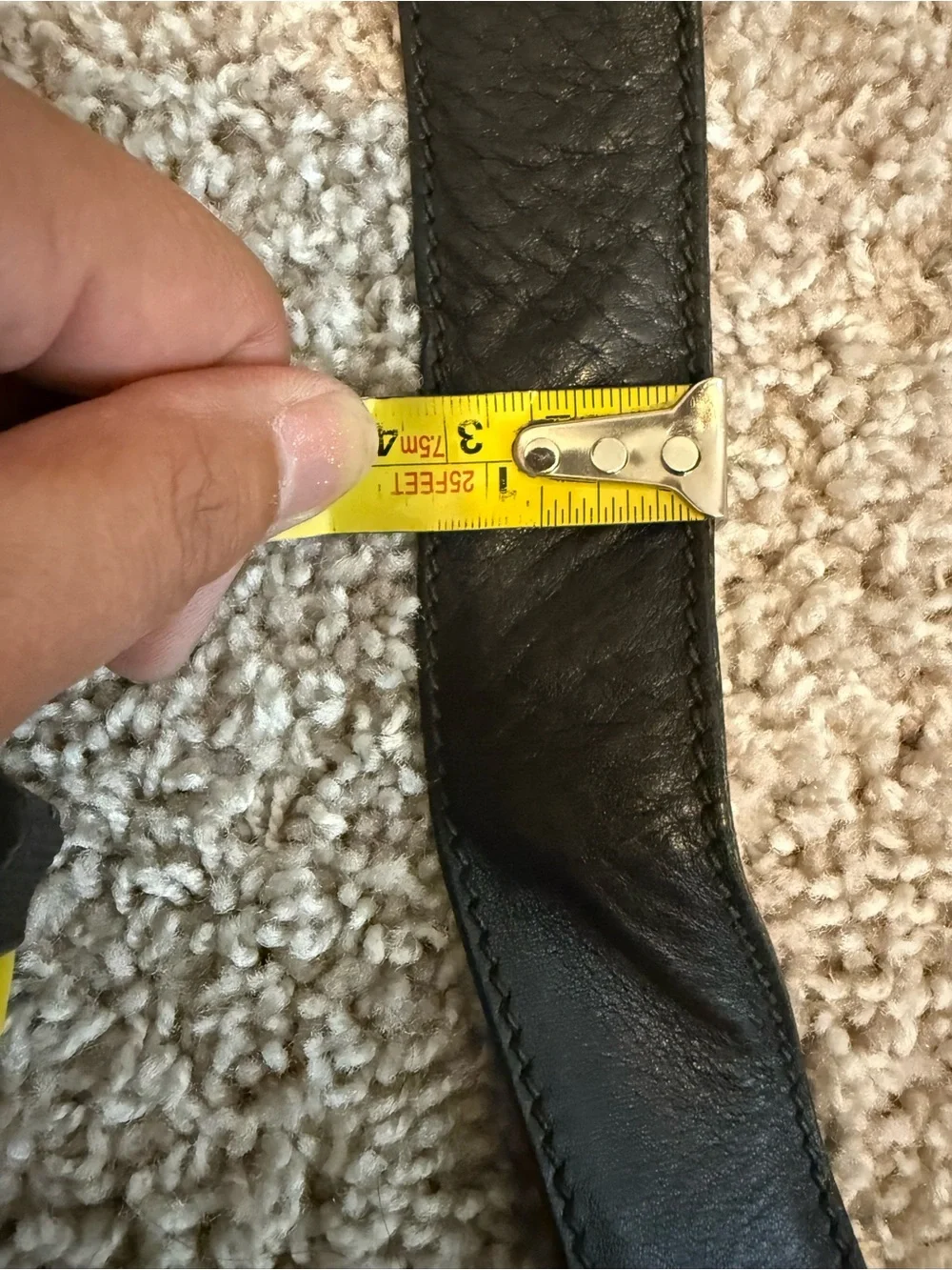 Gucci Black Leather Adjustable  Strap with silver hardware A36